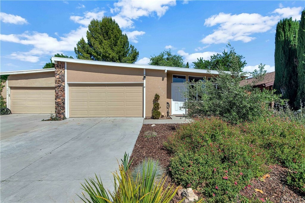 Property Photo:  1707 Lark Ellen Drive  CA 93446 