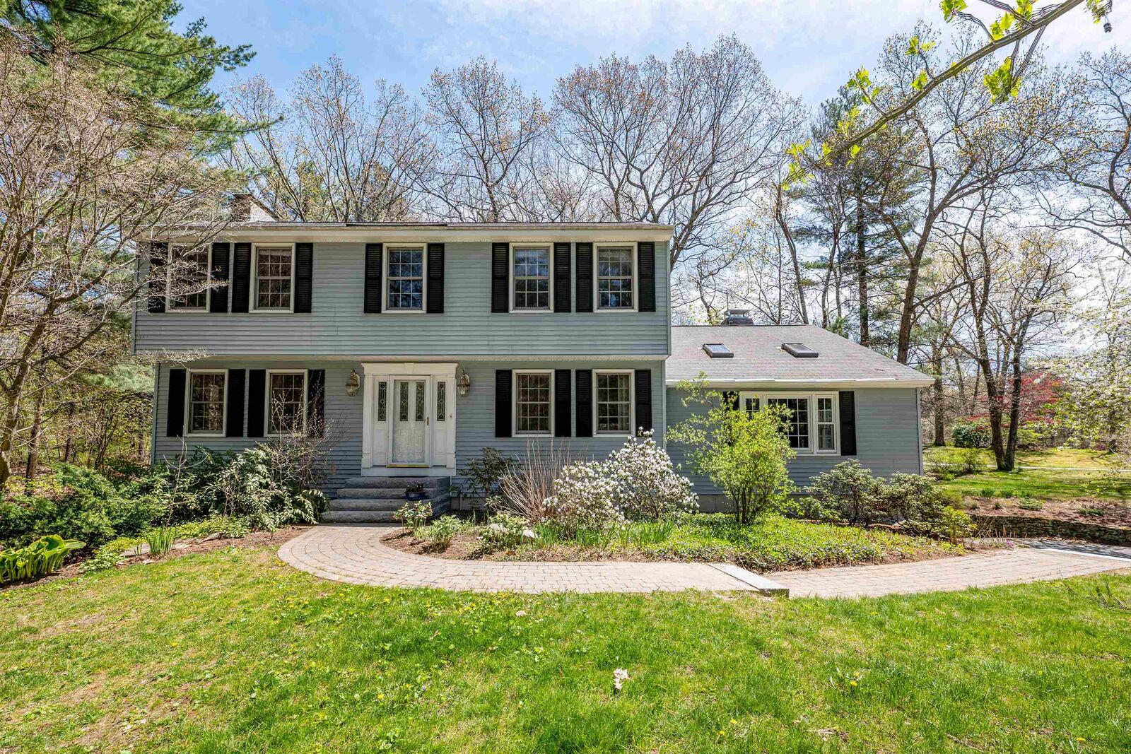 Property Photo: 9 Sutton Place NH 03053
