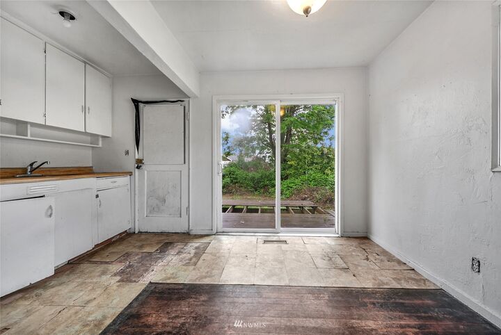 Property Photo:  2117 NE 6th Place  WA 98056 