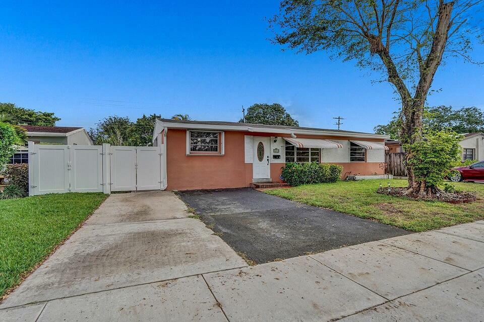 Property Photo: 6611 Park Street FL 33024