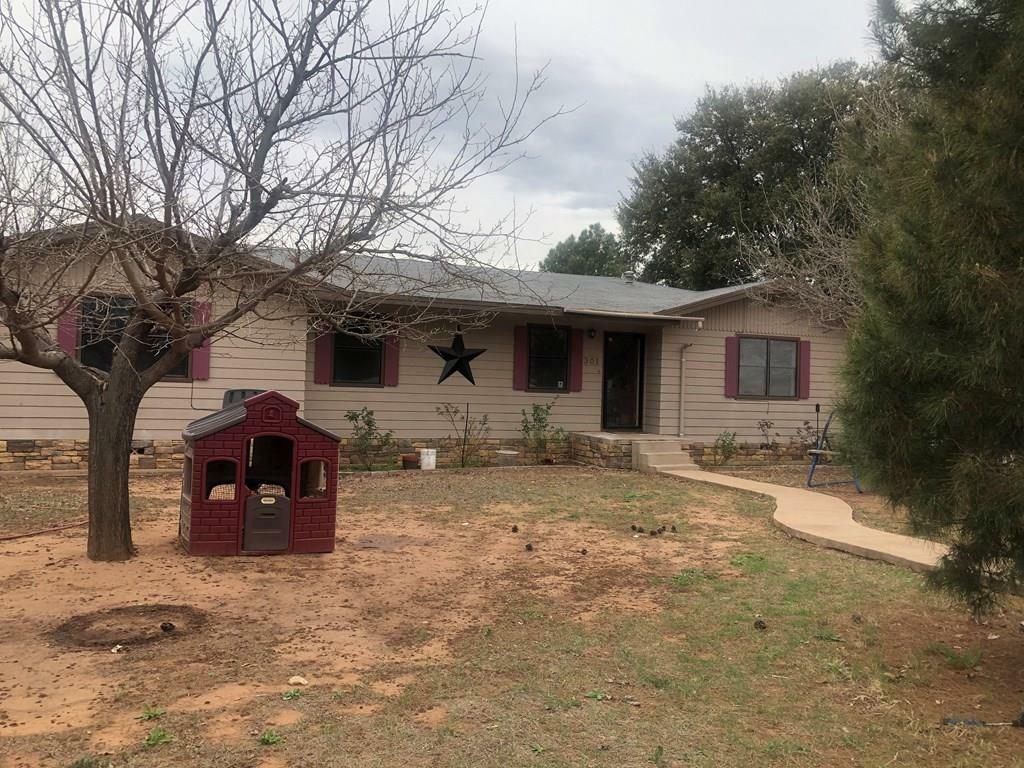 Property Photo:  301 W 11th St  TX 76945 