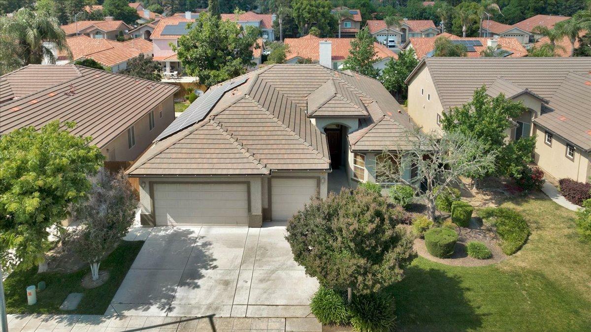 Property Photo:  1916 E Warwick Avenue  CA 93720 