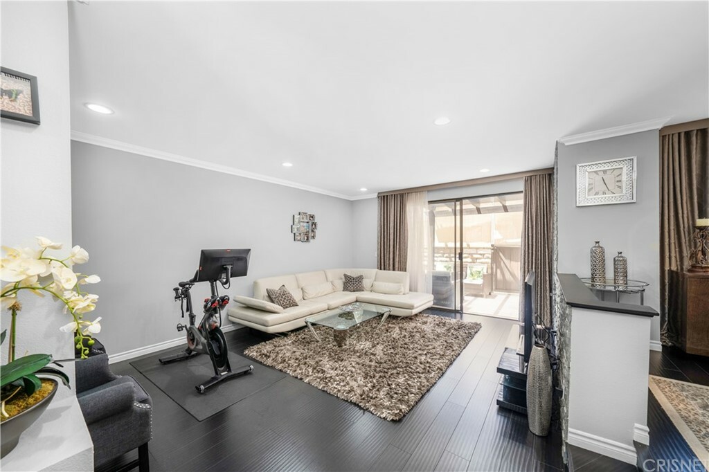 Property Photo: 5243 Yarmouth Avenue 31 CA 91316