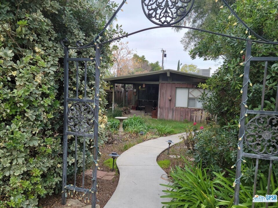 Property Photo:  964 W Clifton Avenue  CA 92373 