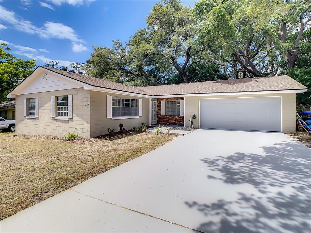 Property Photo: 6609 Kristin Court FL 32818