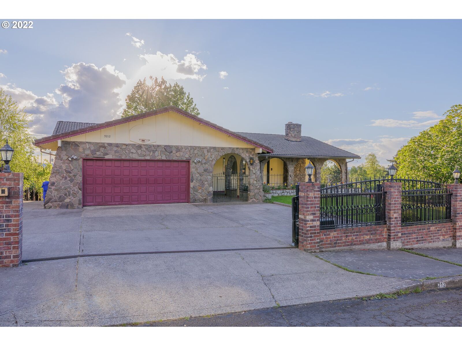 Property Photo:  9212 SE Grandview Ter  OR 97086 