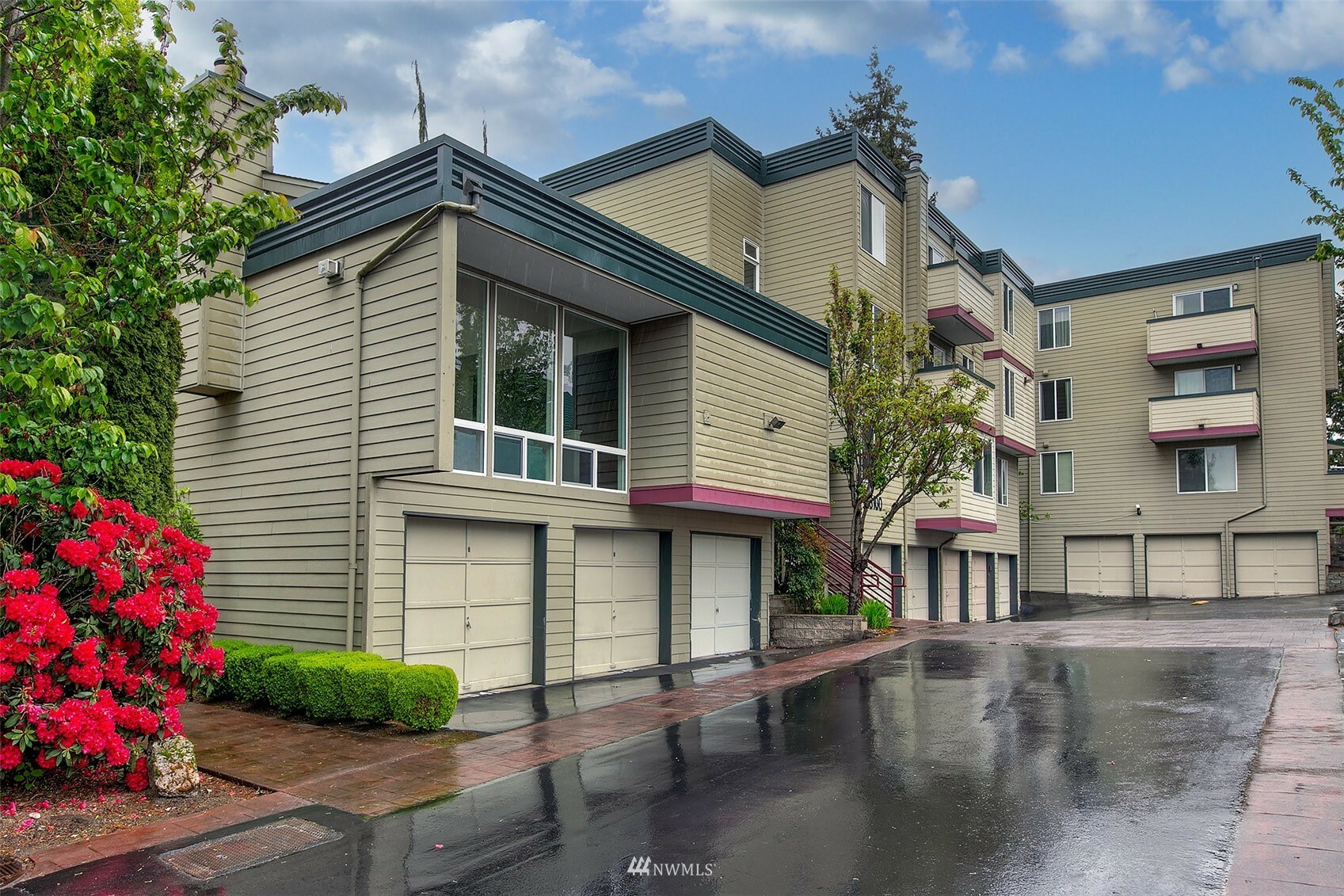 Property Photo:  18100 15th Avenue NE C-117  WA 98155 