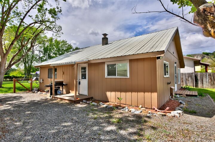 Property Photo: 423 3rd Avenue W WA 98841