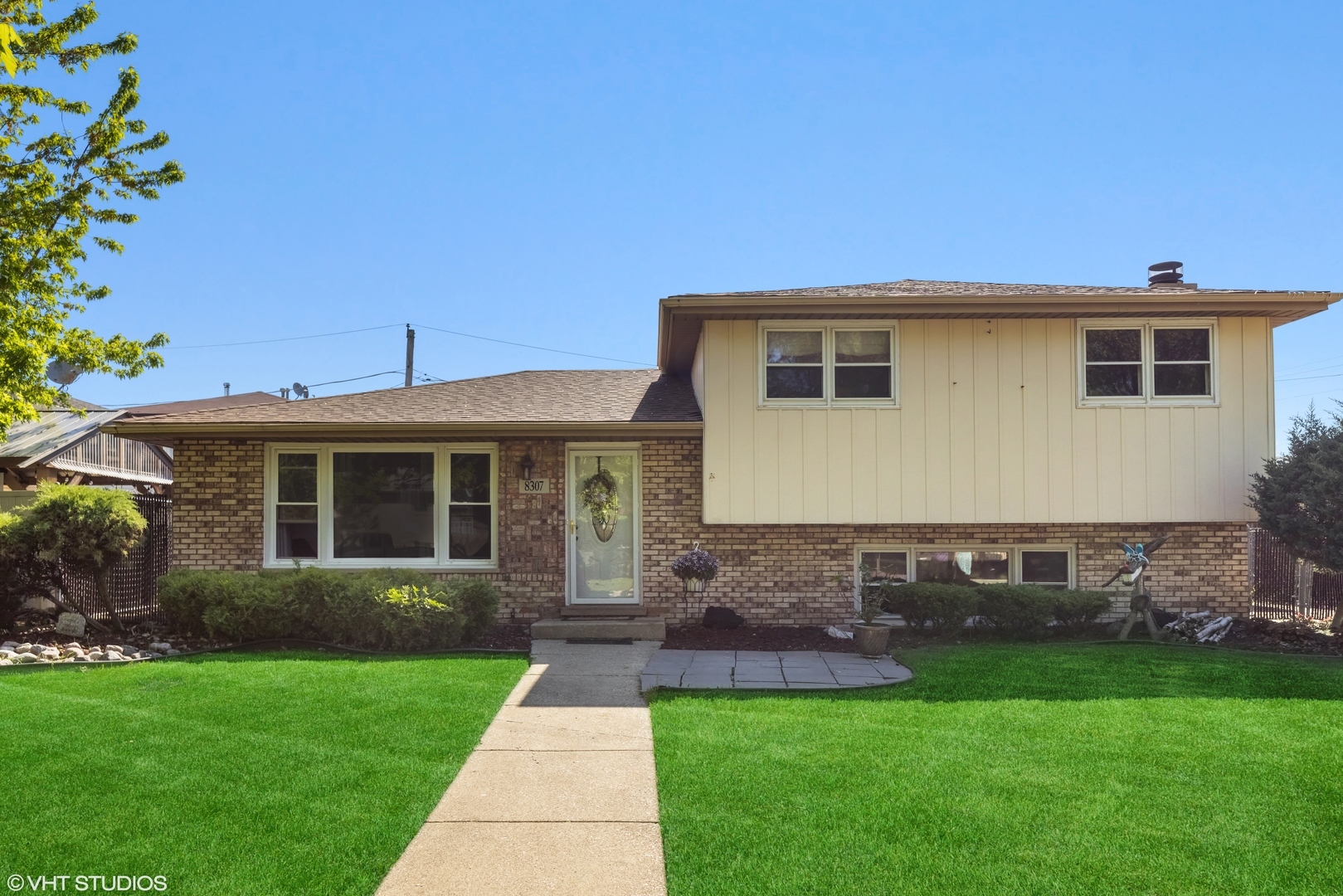 Property Photo: 8307 S Oketo Avenue IL 60455