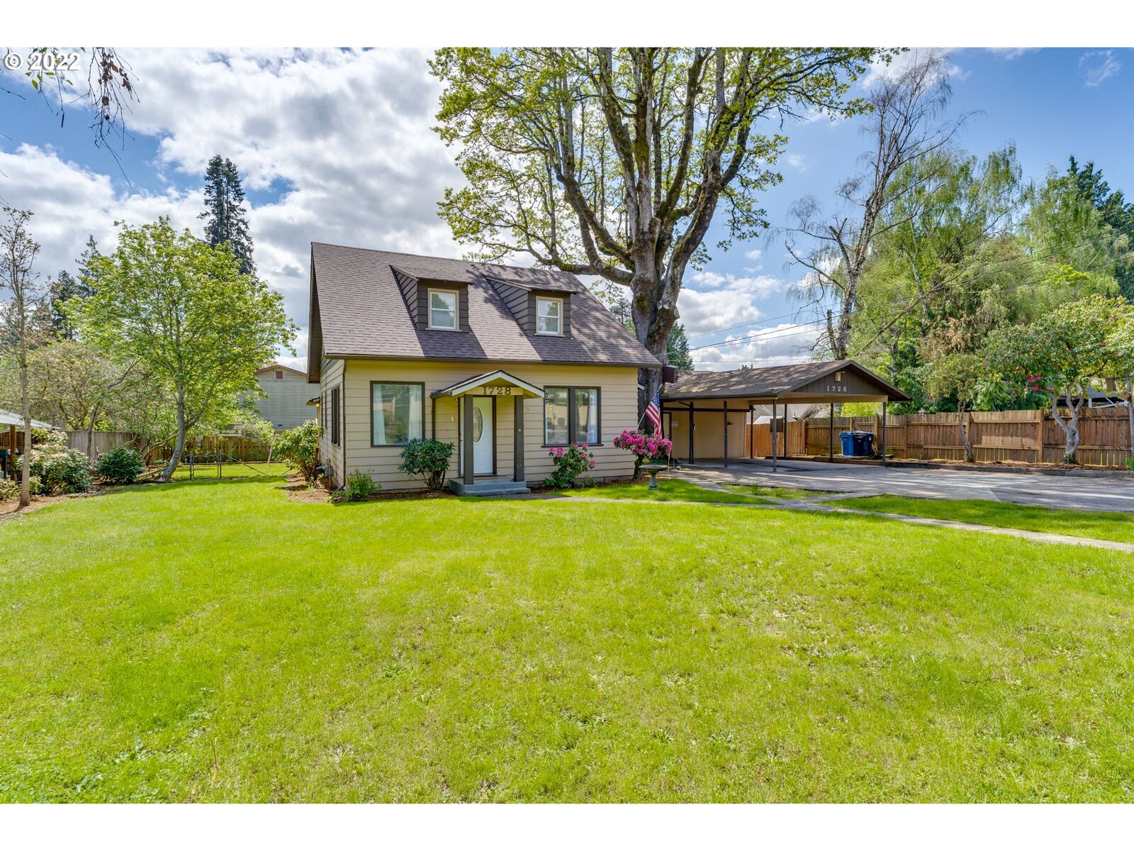 Property Photo:  1728 SE 6th Ave  WA 98607 