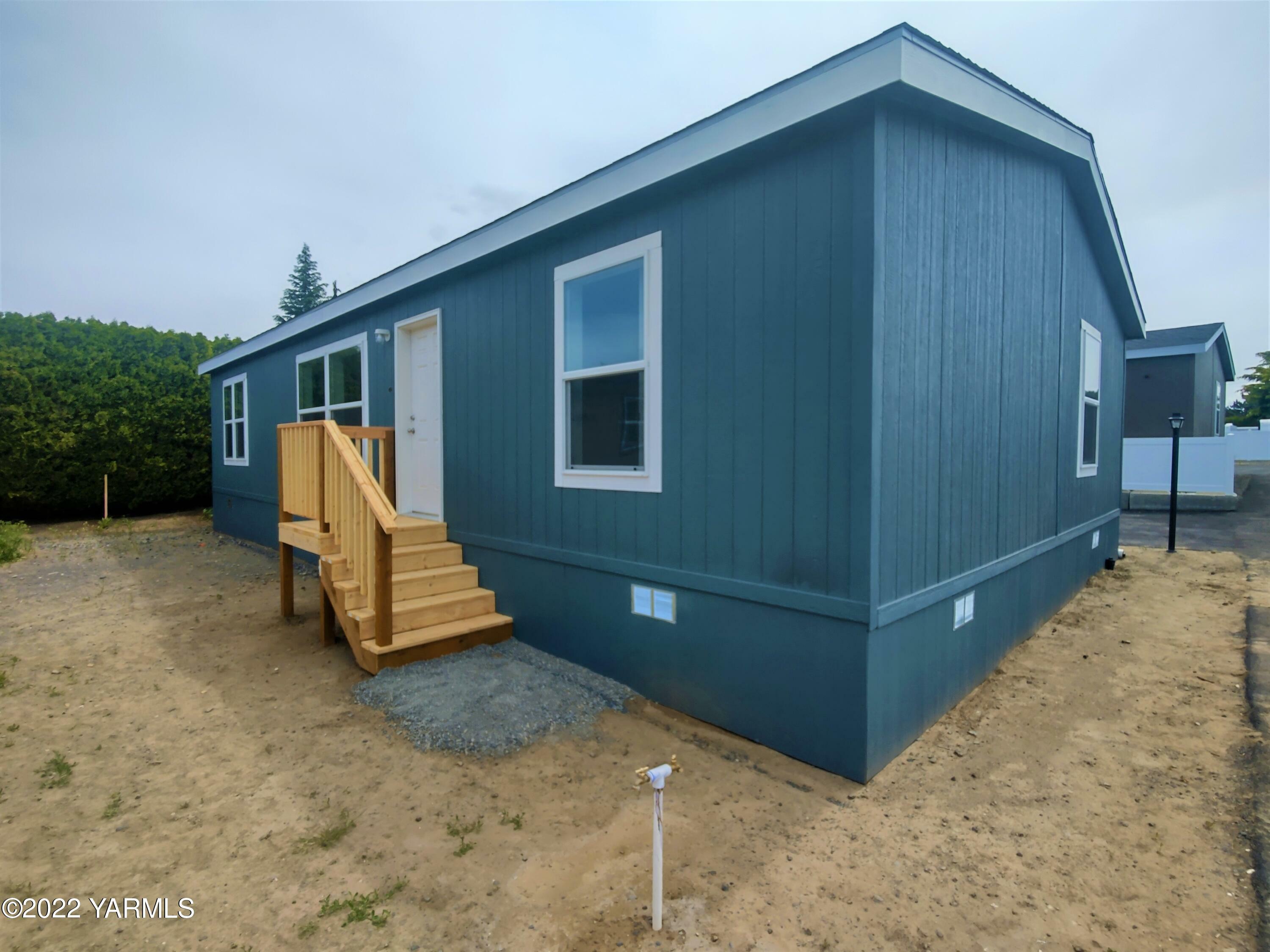 Property Photo:  802 N 40th Ave 85  WA 98908 