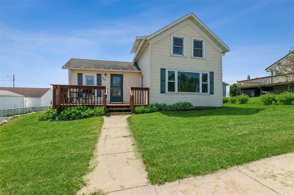 Property Photo:  109 Tuttle Street E  IA 52318 