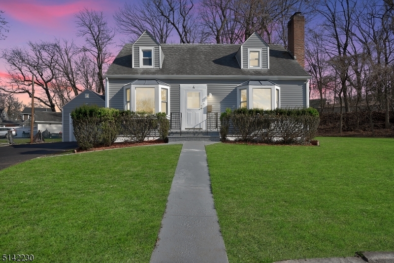 Property Photo:  4 Thornton Pl  NJ 07017 