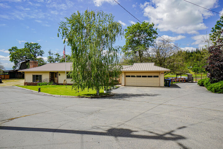 145 Buckingham Circle  Eagle Point OR 97524 photo