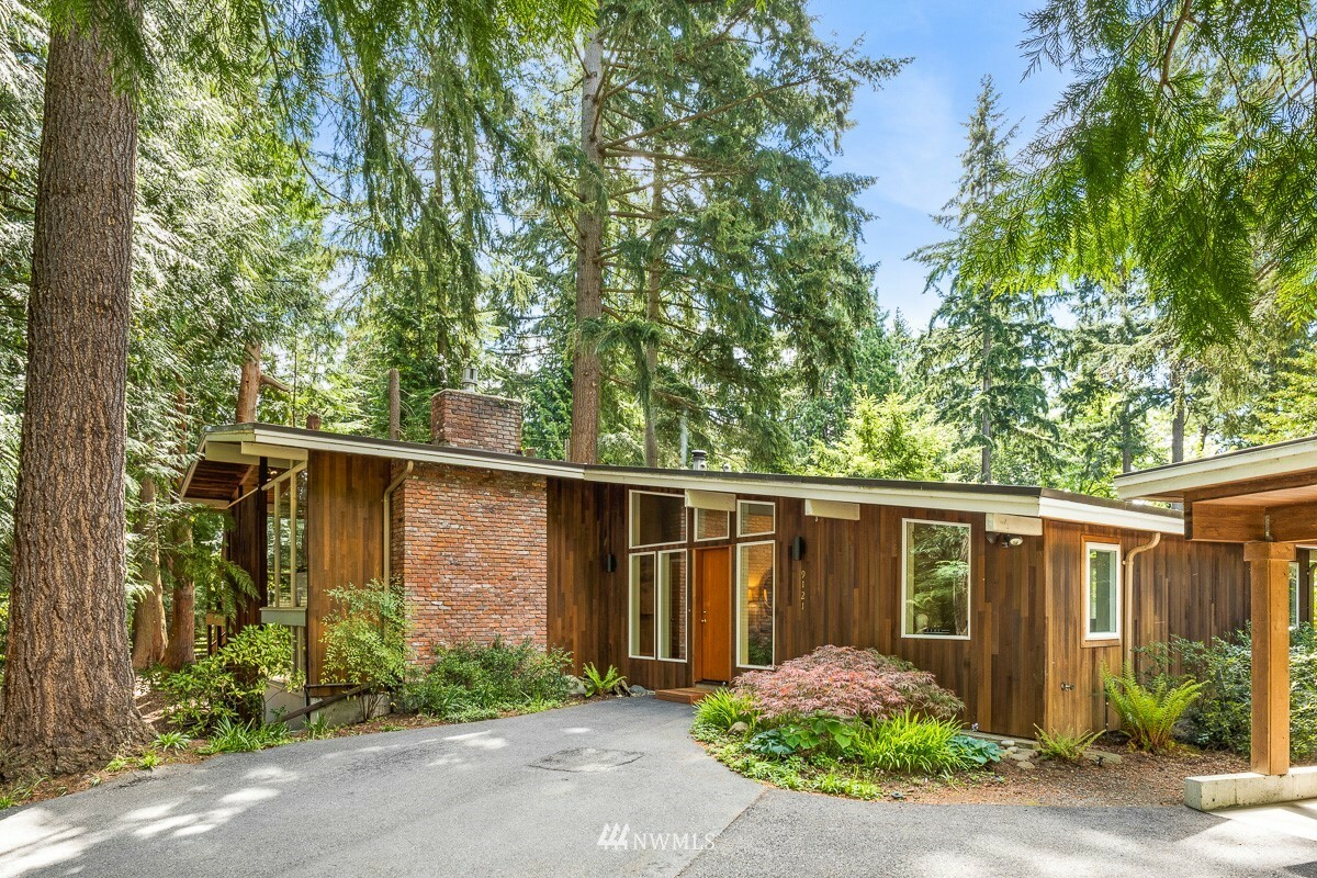 Property Photo:  9121 SE 44th Street  WA 98040 