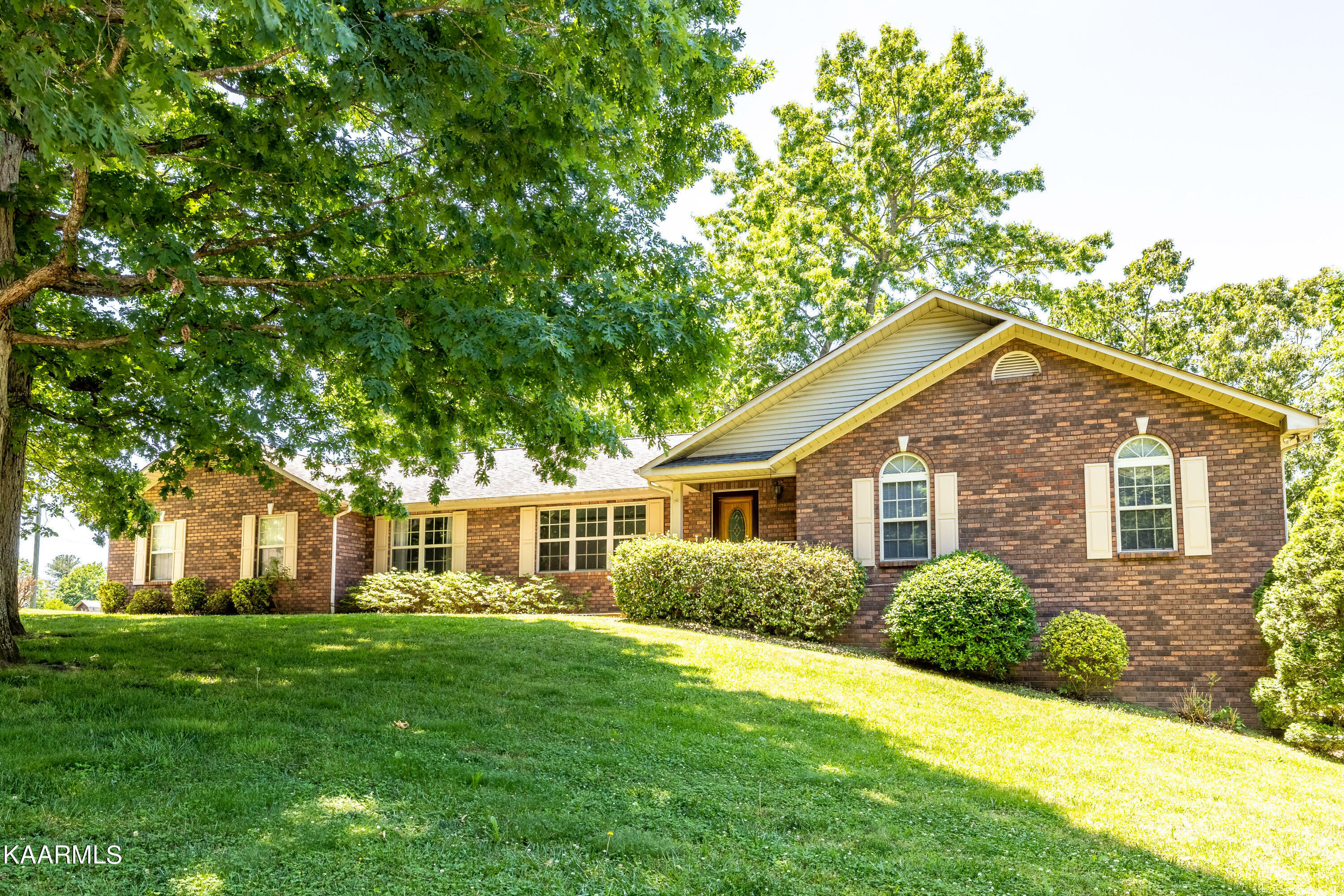 565 Sweet Briar Drive  Maryville TN 37804 photo