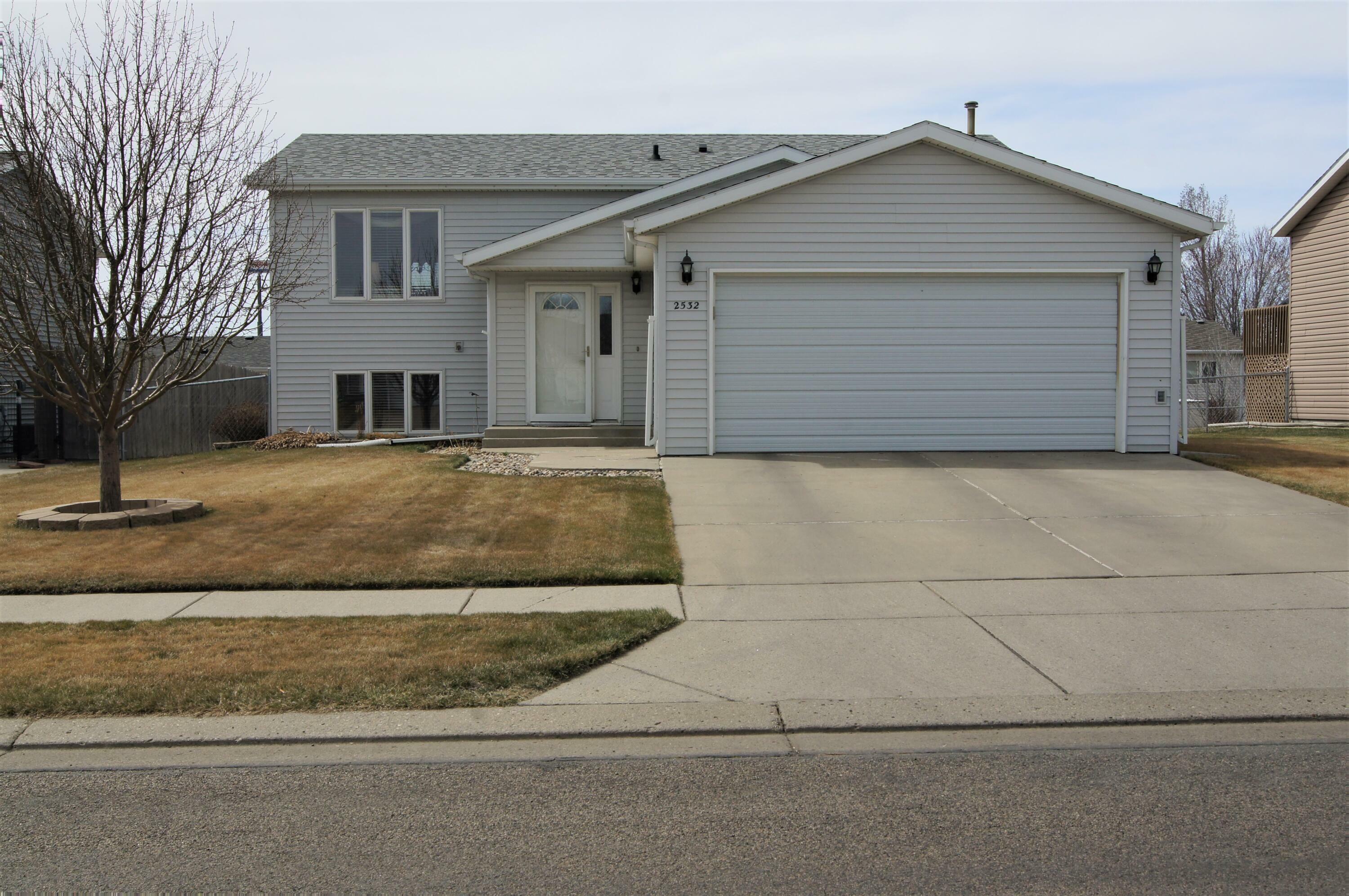 2532 Colonial Drive  Bismarck ND 58503 photo