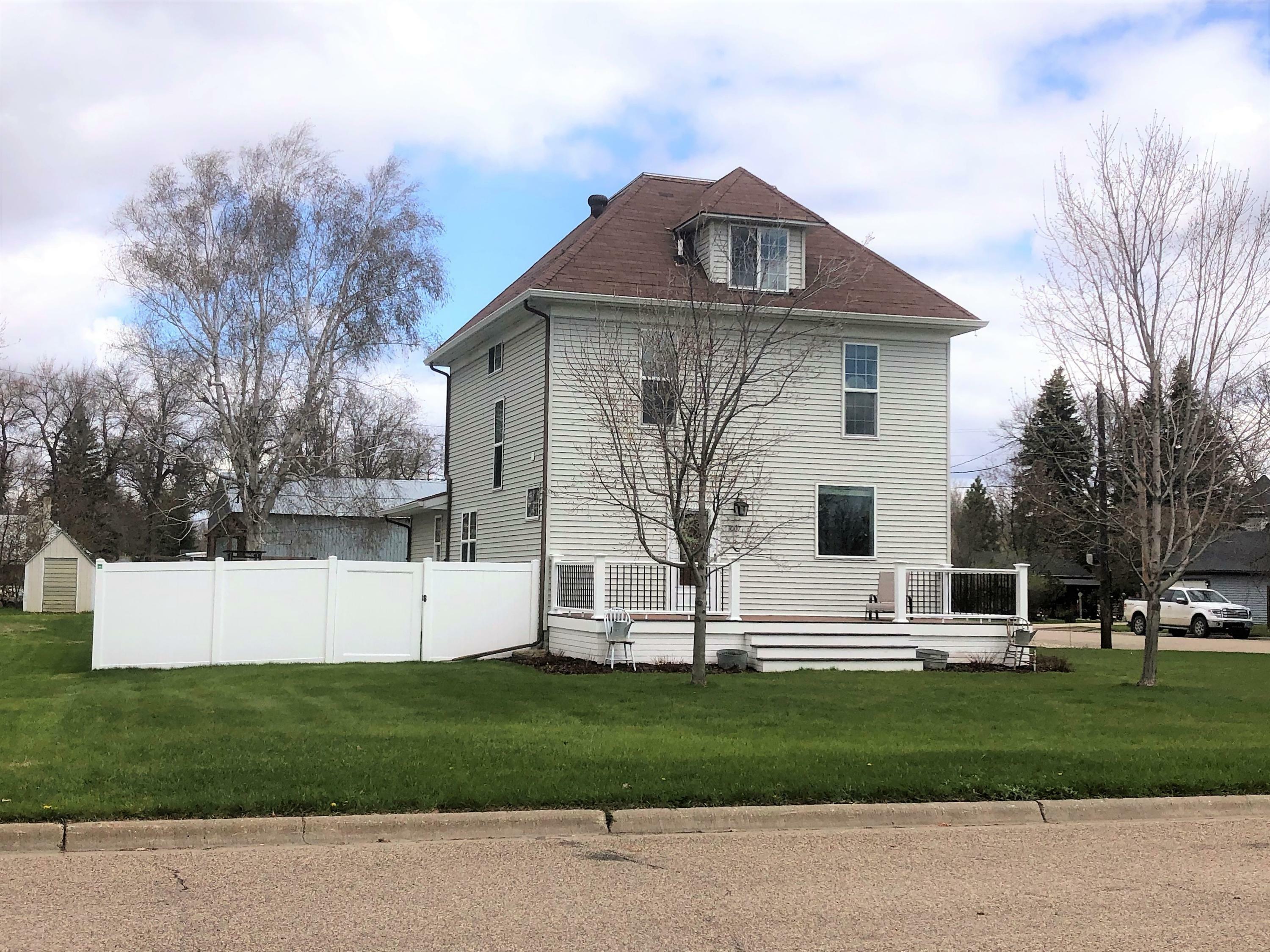 Property Photo:  1007 Odegard Avenue SE  ND 58425 