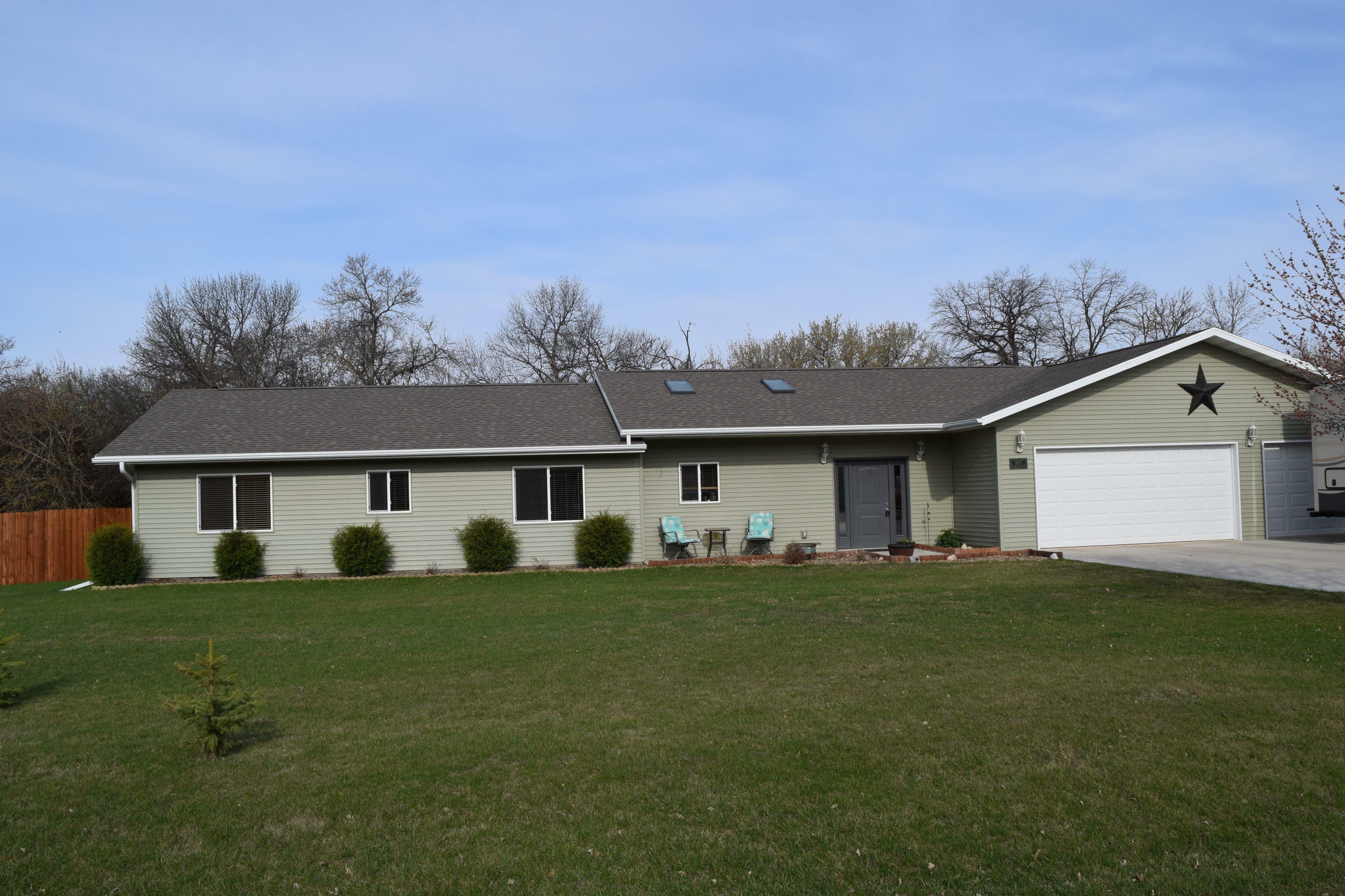 Property Photo:  1607 Island Park Drive  ND 58401 