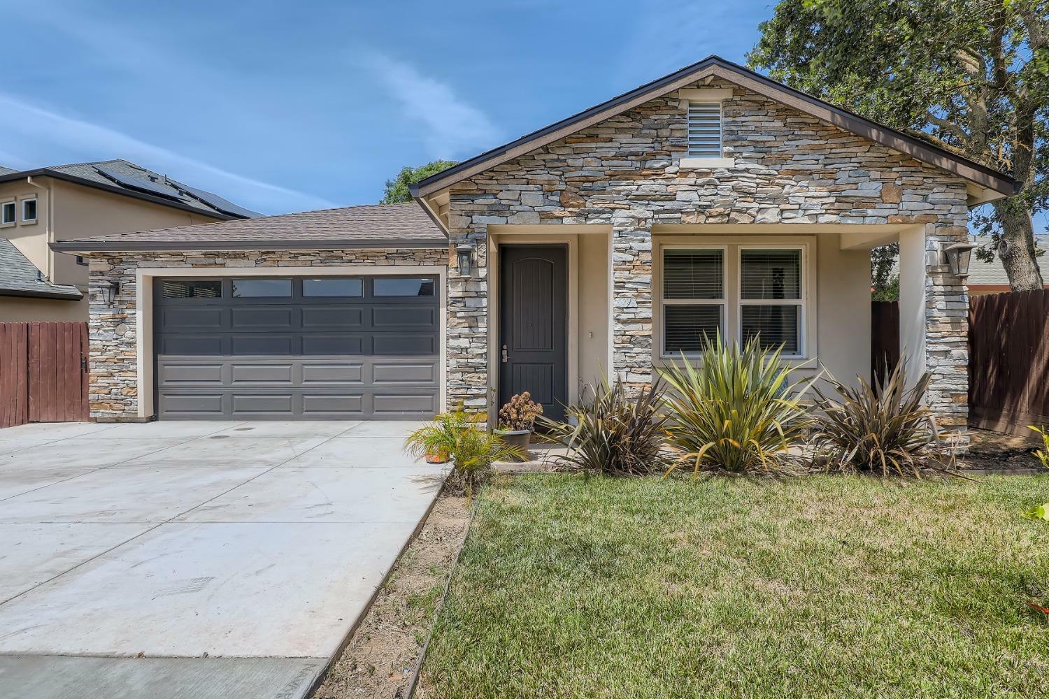 Property Photo: 18 Roscommon Court CA 95838