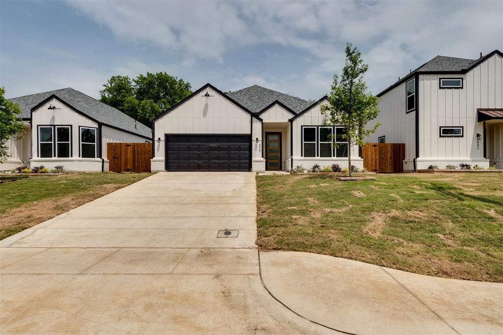 Property Photo:  606 N M L King Jr Boulevard  TX 75050 