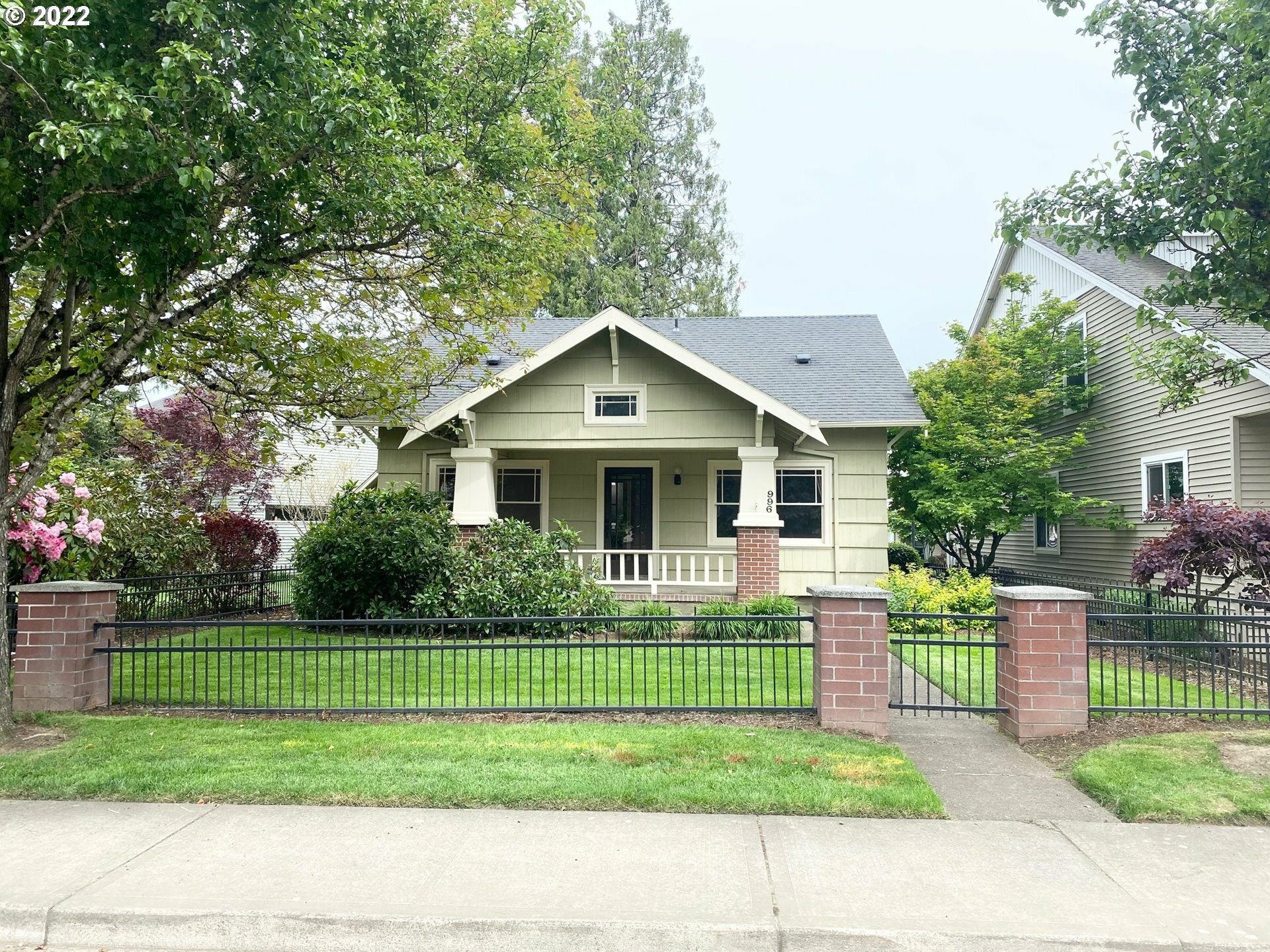 Property Photo:  996 N Redwood St  OR 97013 