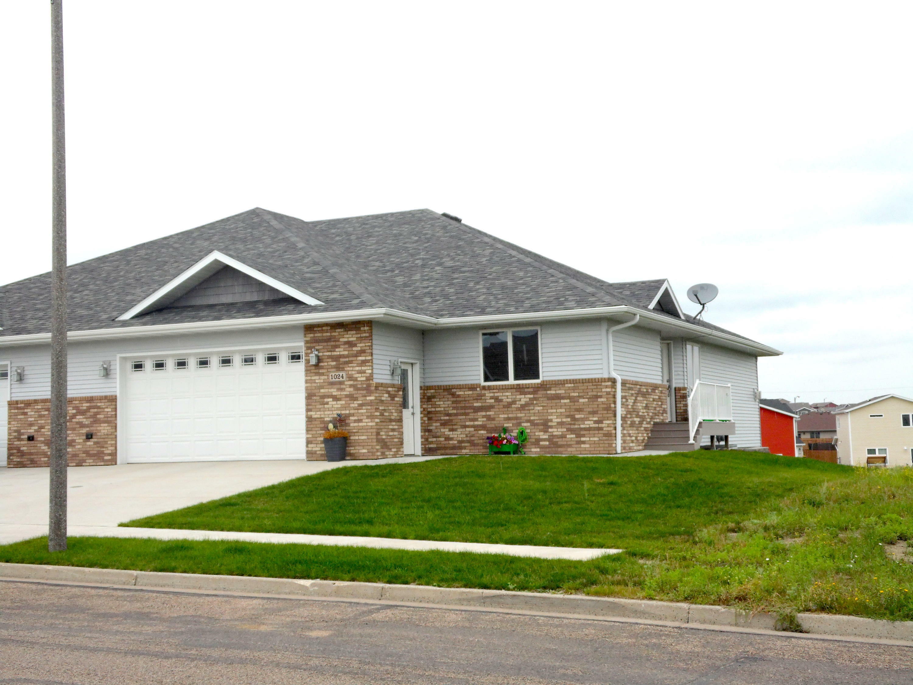 Property Photo:  1024 E Lasalle Drive NE  ND 58503 