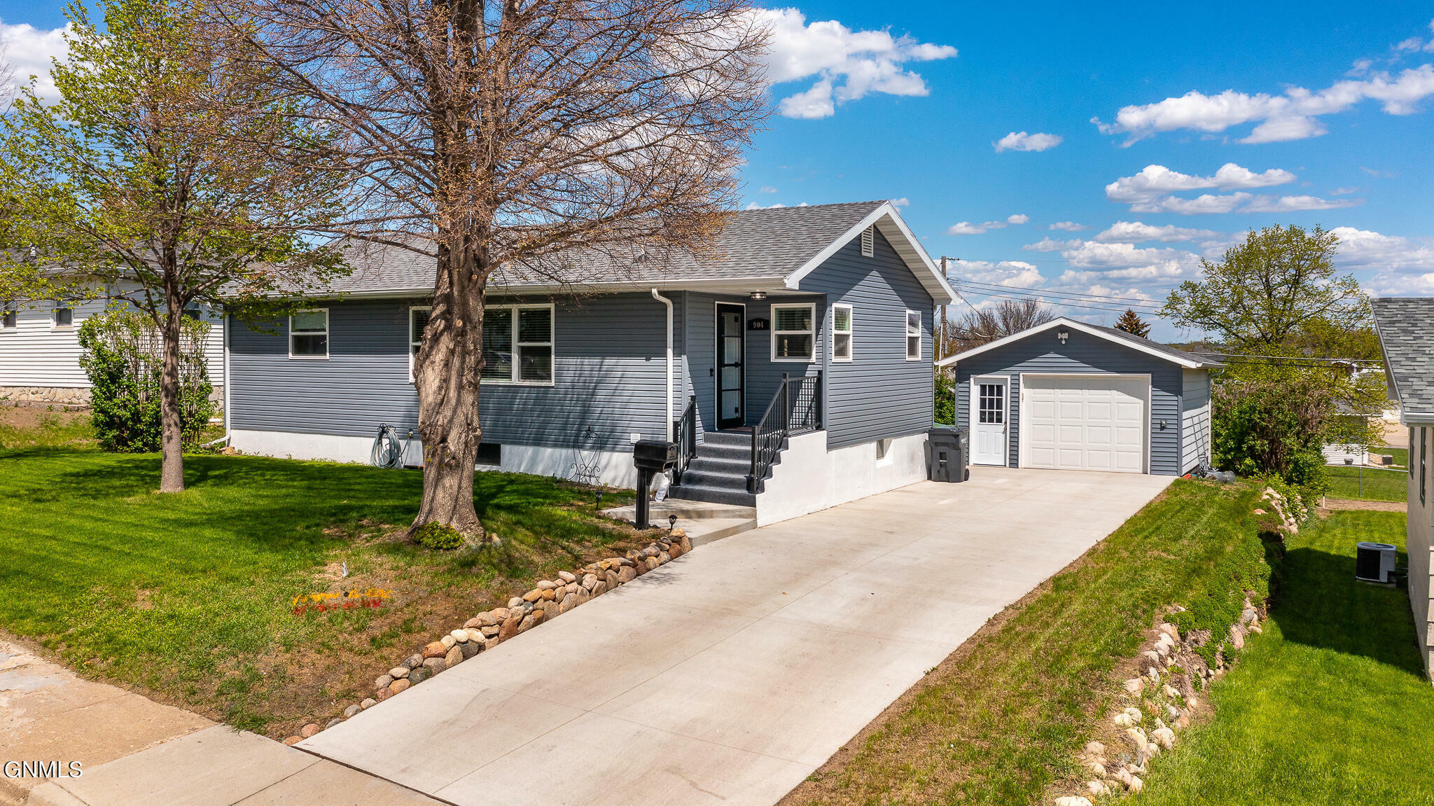 Property Photo:  904 1st Avenue NE  ND 58554 