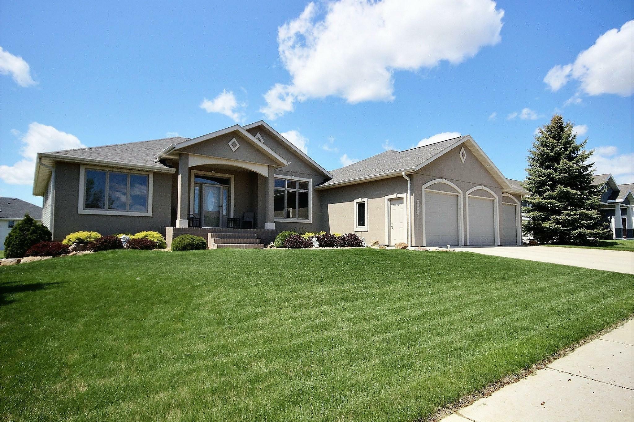 Property Photo:  2720 Promontory Drive  ND 58503 