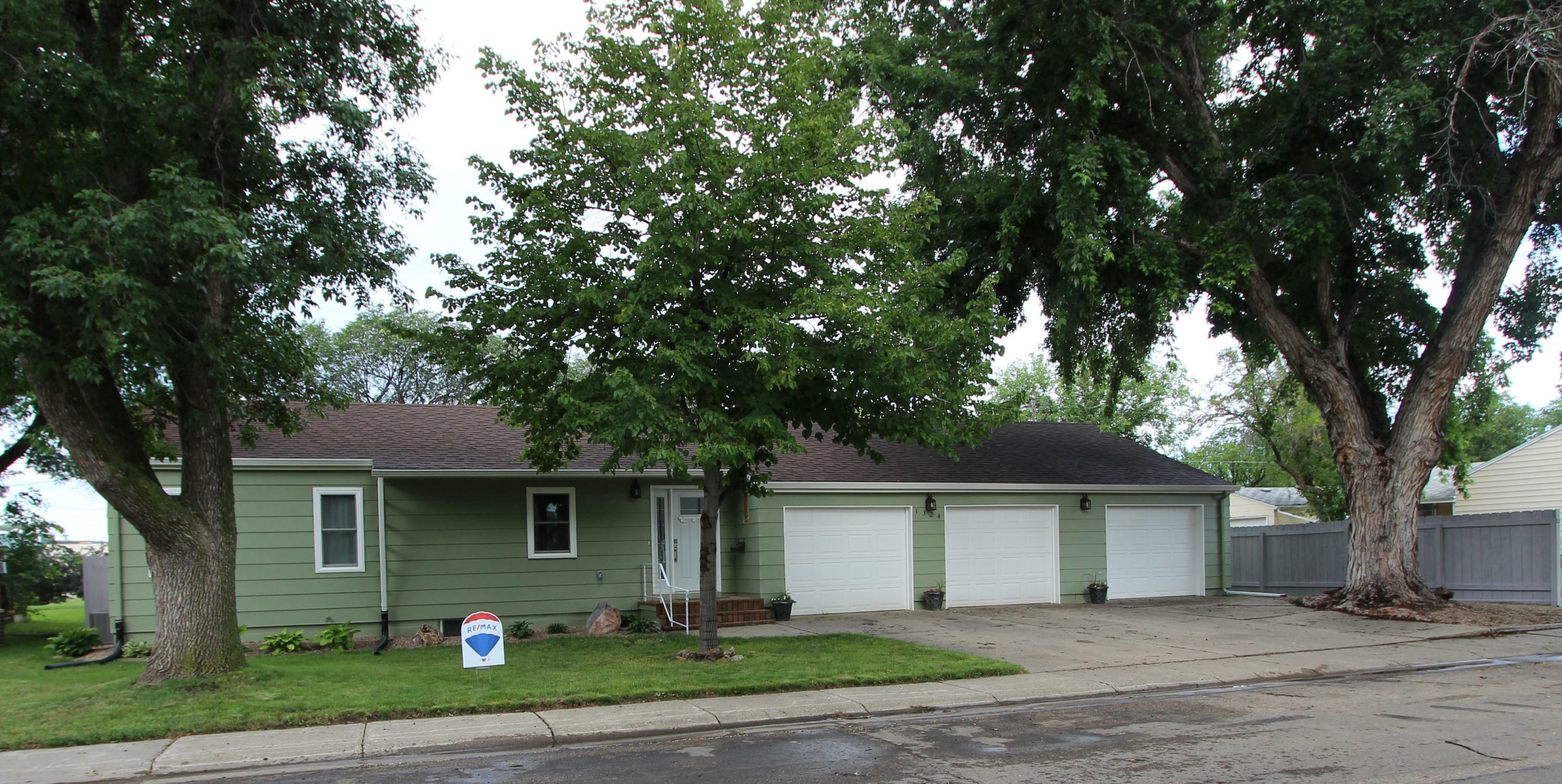 Property Photo:  1324 N 11th Street  ND 58501 