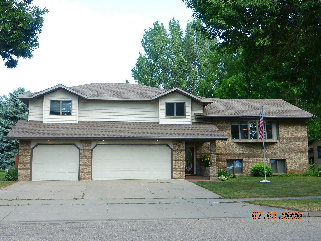 Property Photo:  610 Wachter Avenue  ND 58504 