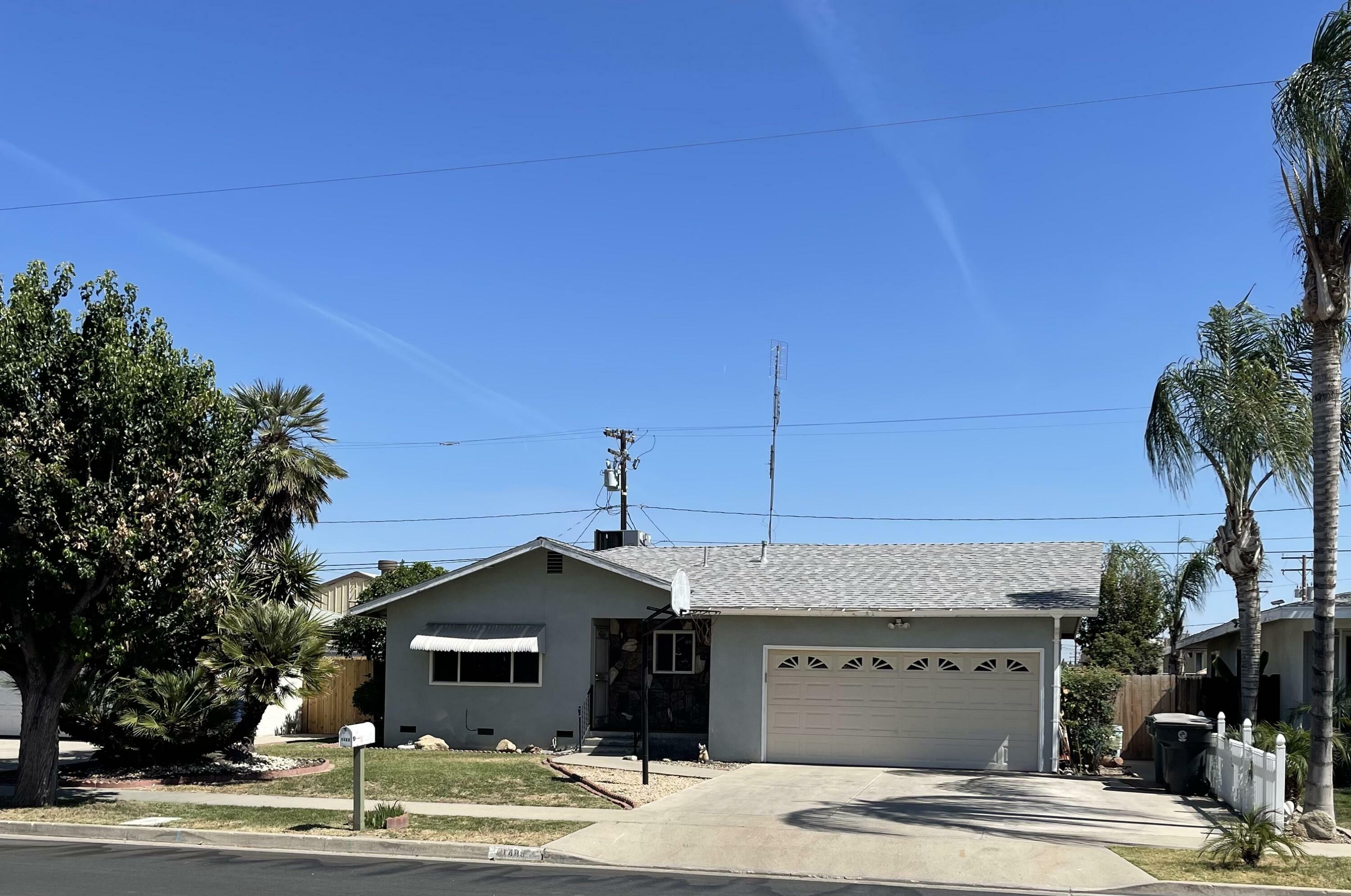 Property Photo:  1488 E Sierra Avenue  CA 93274 