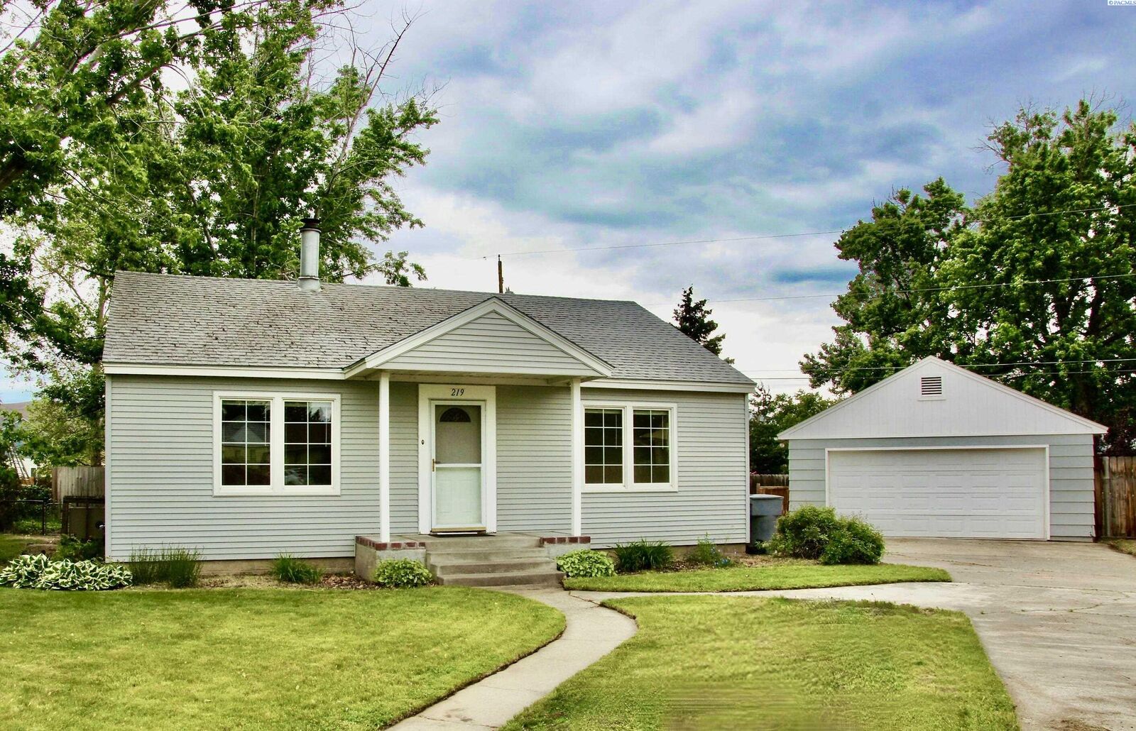 Property Photo:  219 Cullum  WA 99352 