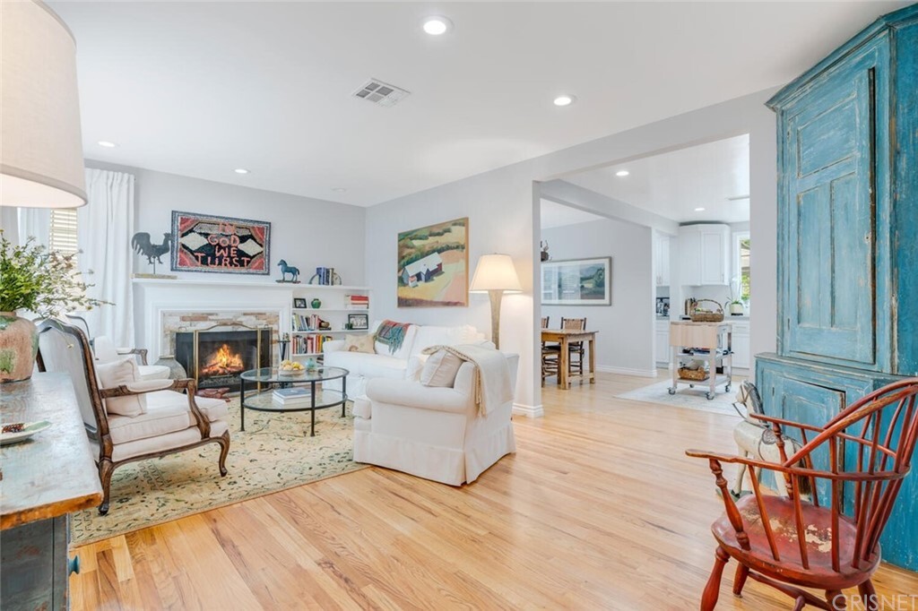 Property Photo: 4837 Calhoun Avenue CA 91423