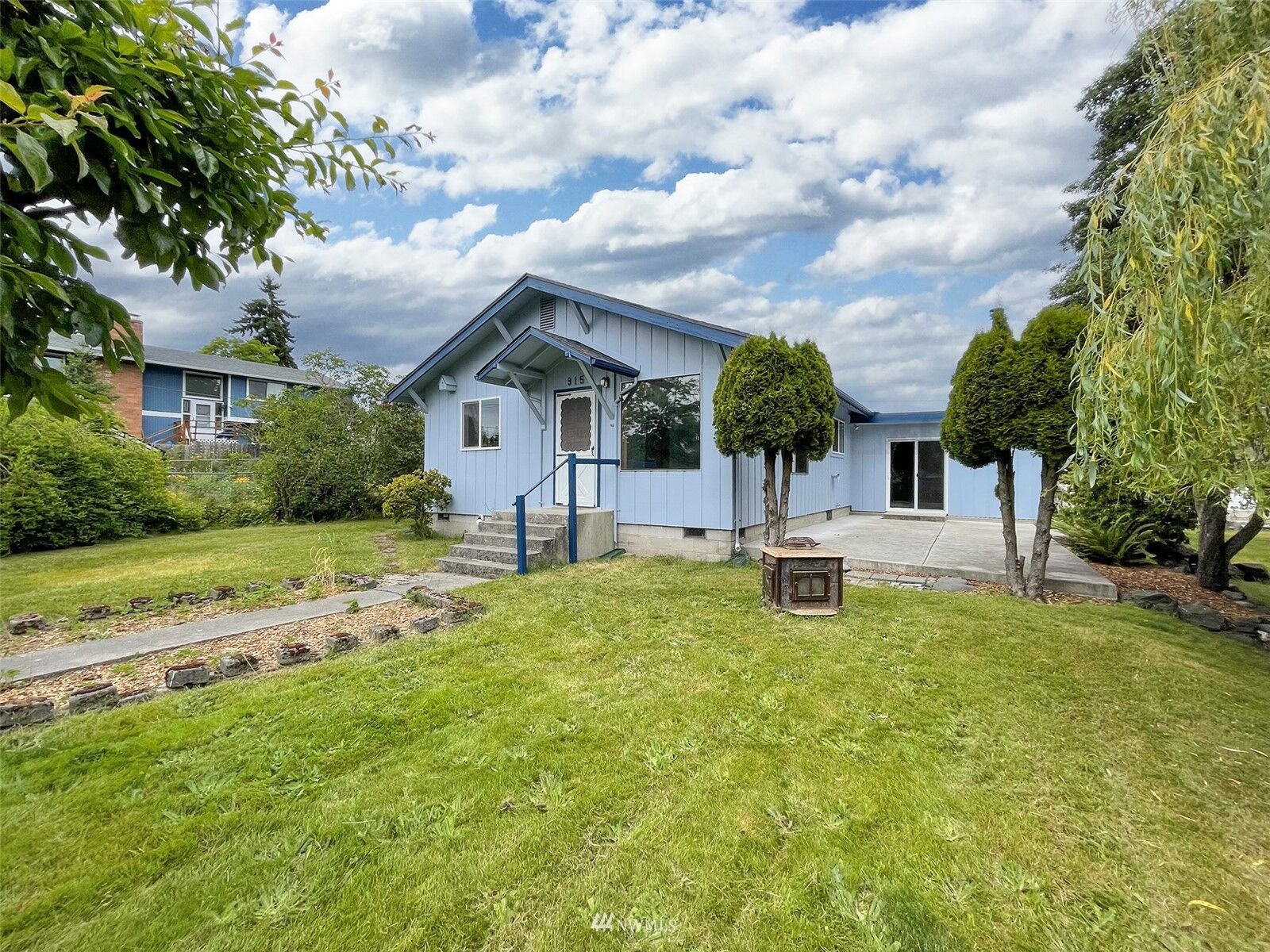 Property Photo: 915 W 11th Street WA 98363