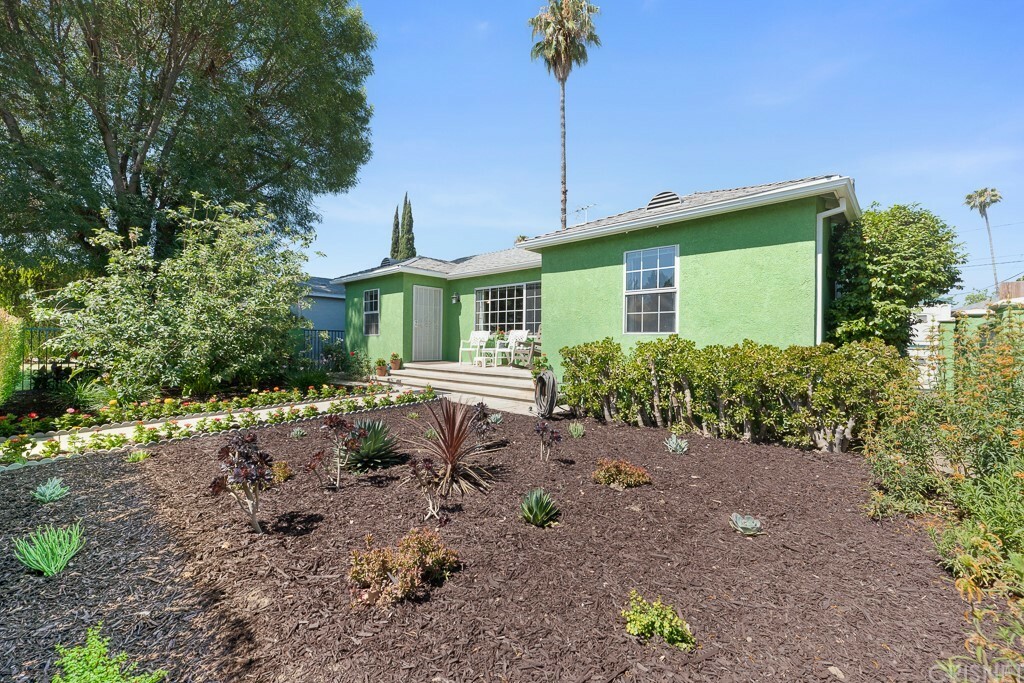 Property Photo:  6923 White Oak Avenue  CA 91335 