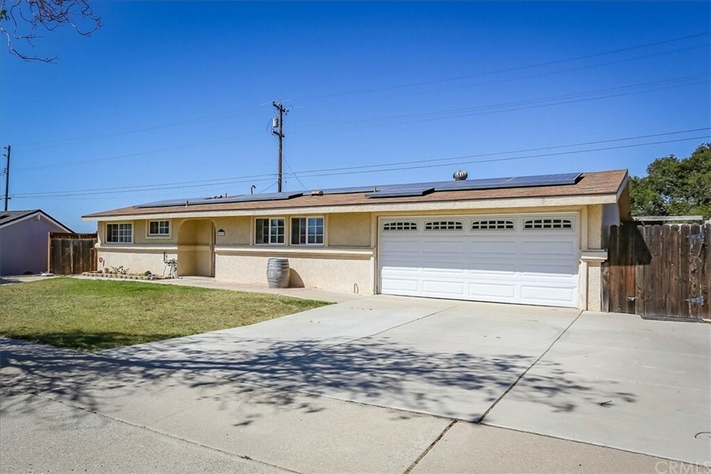 Property Photo:  989 Via Esmeralda  CA 93455 