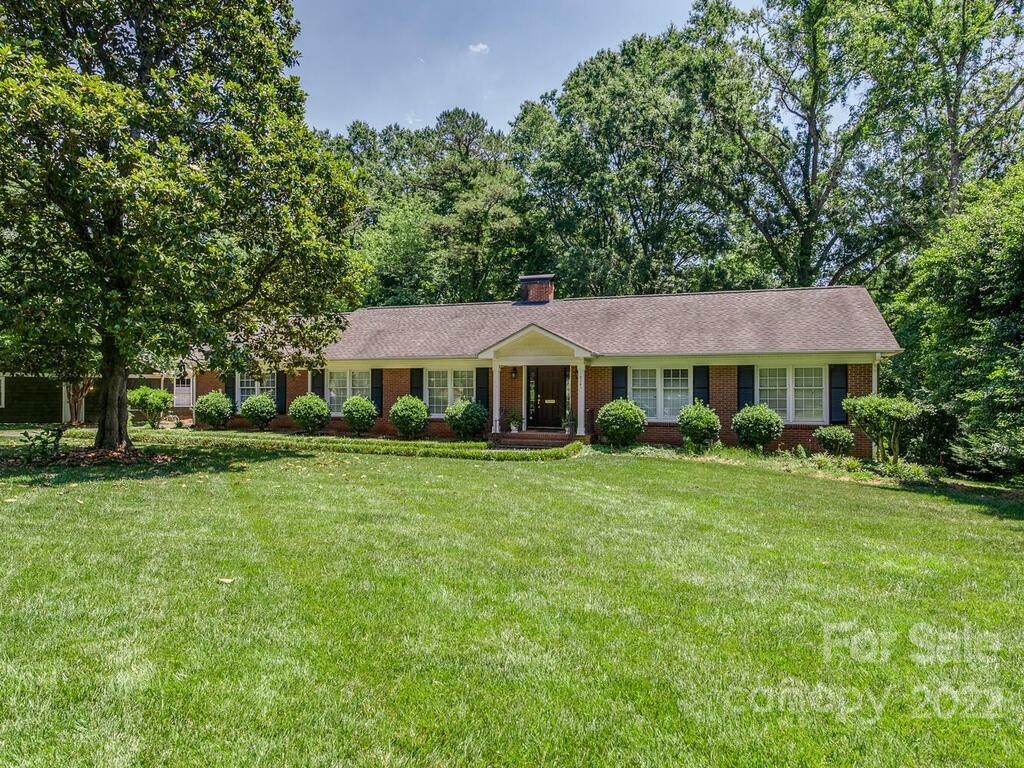 Property Photo: 3041 Brookridge Lane NC 28211