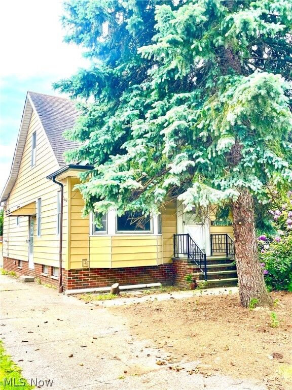 Property Photo: 8806 Bancroft Avenue OH 44105