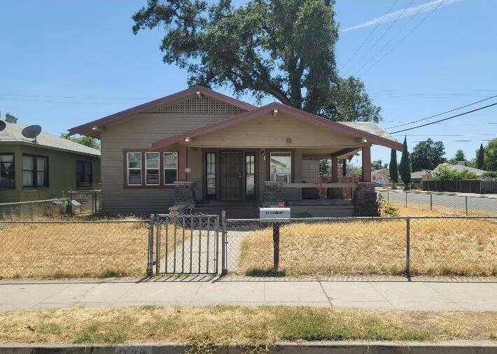 Property Photo:  129 NW 3rd Avenue  CA 93291 