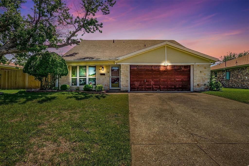 Property Photo: 633 Barkridge Trail TX 76028