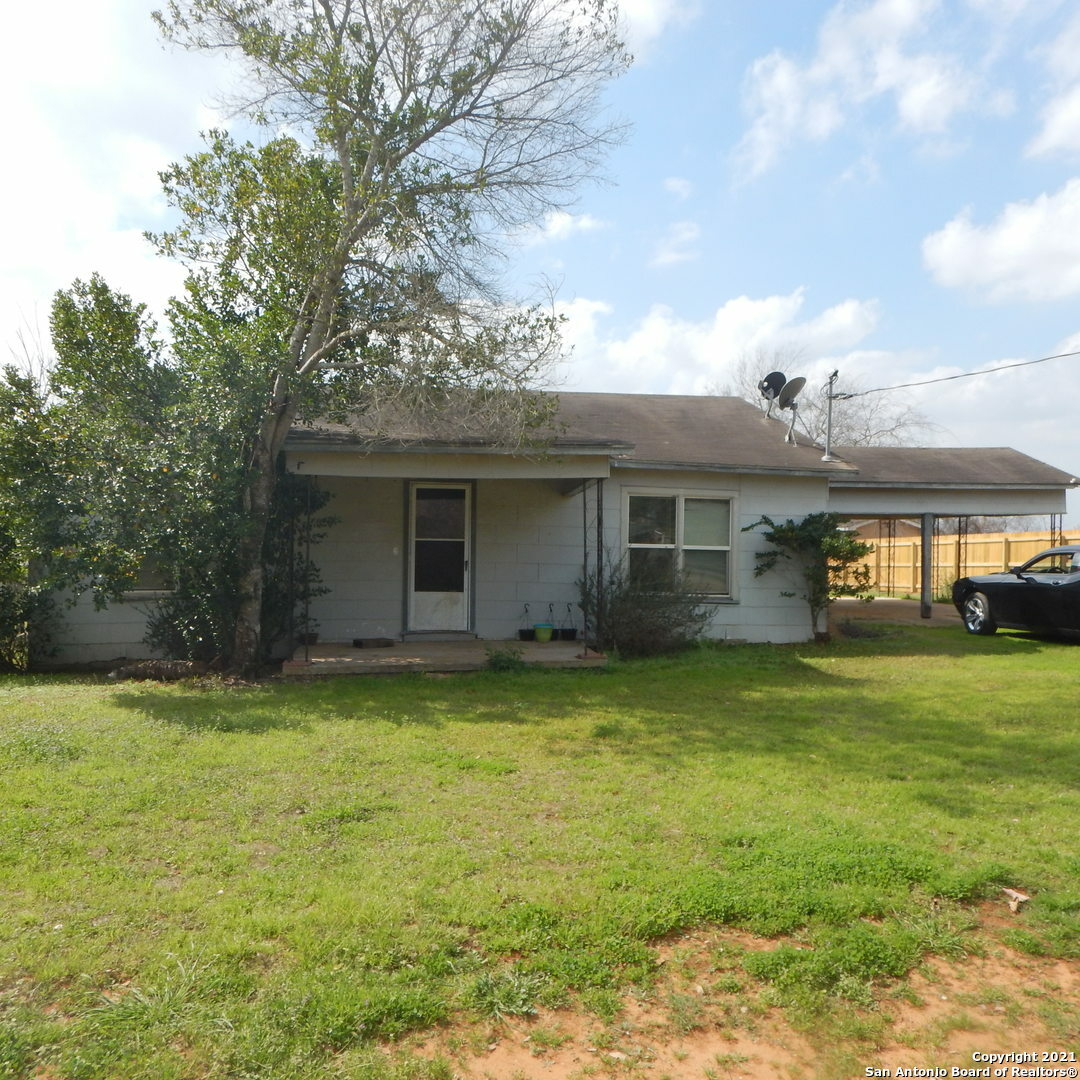 Property Photo:  305 S 2nd St  TX 78160 