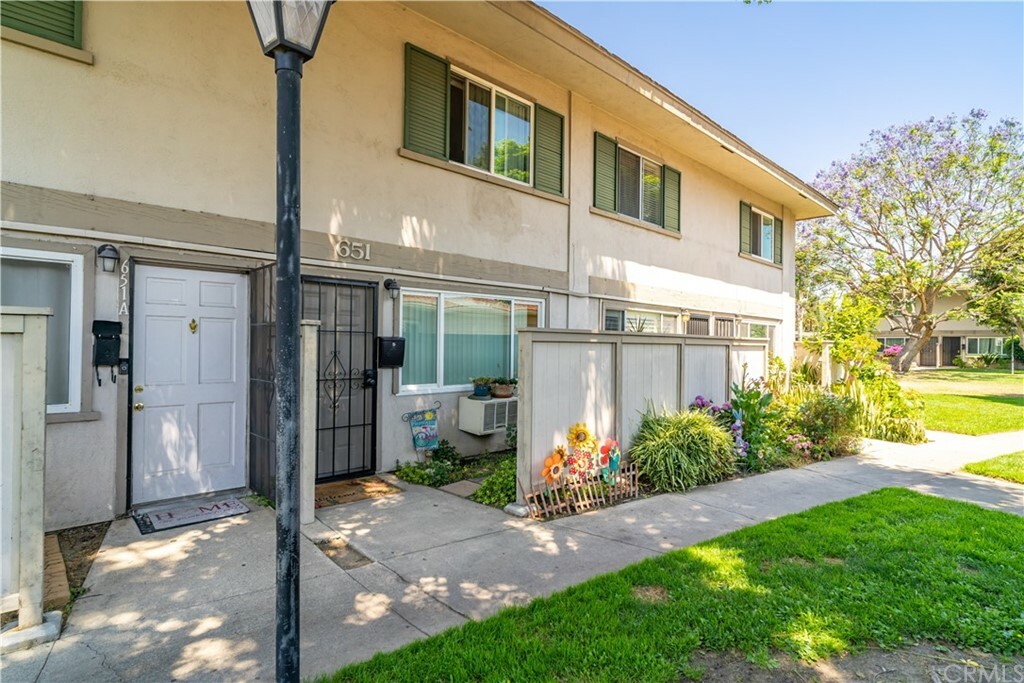 Property Photo:  651 W 6th Street B  CA 92780 