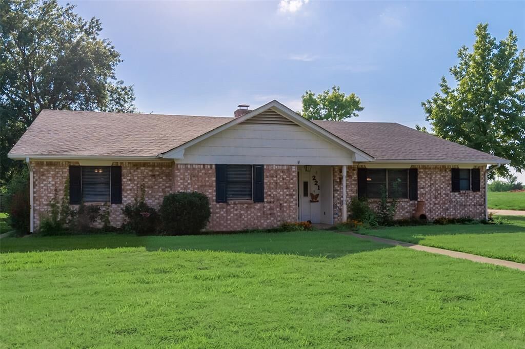 Property Photo:  221 Helm Lane  TX 75482 