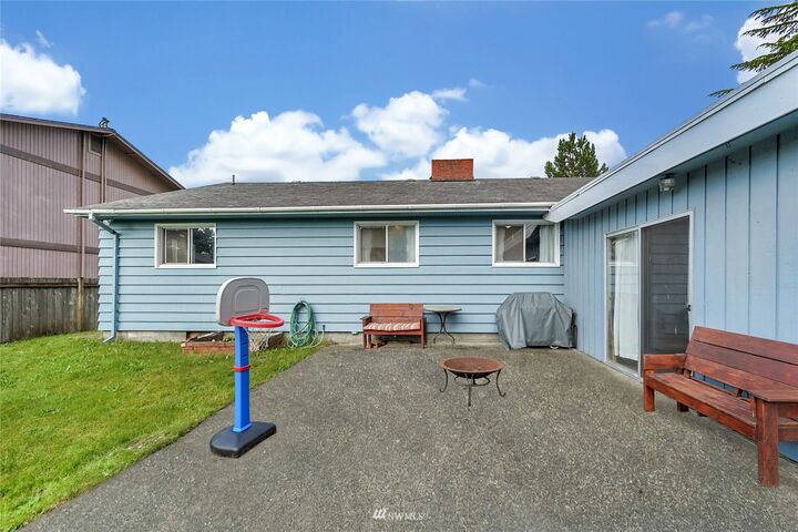 Property Photo:  710  Avenue B  WA 98290 