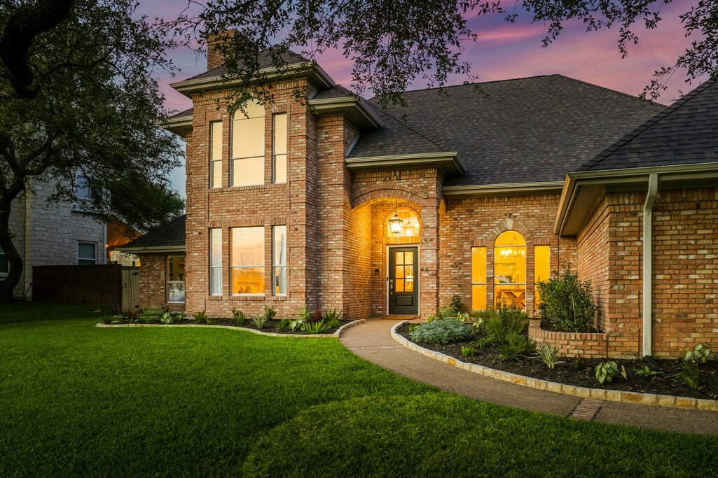 Property Photo:  2101 Canonero Drive  TX 78746 