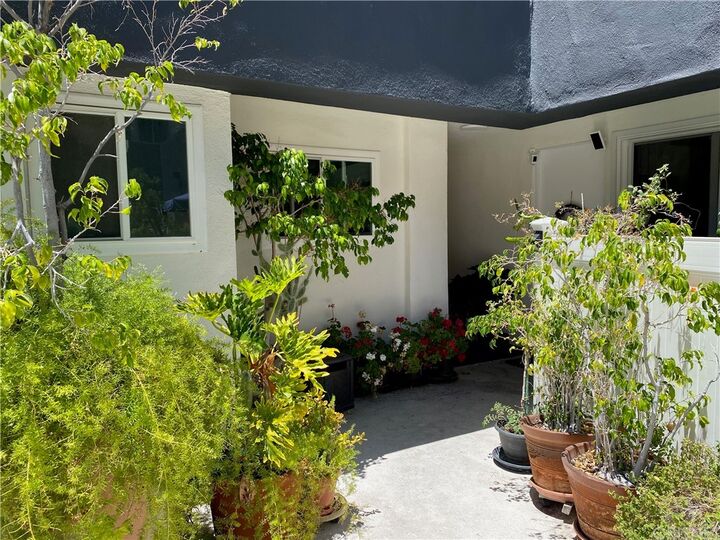 Property Photo:  5144 Zelzah Avenue 2  CA 91316 