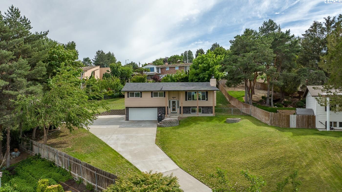 Property Photo:  2206 S Fruitland St  WA 99337 