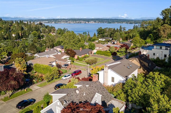 Property Photo:  5051 Harold Place NE  WA 98105 