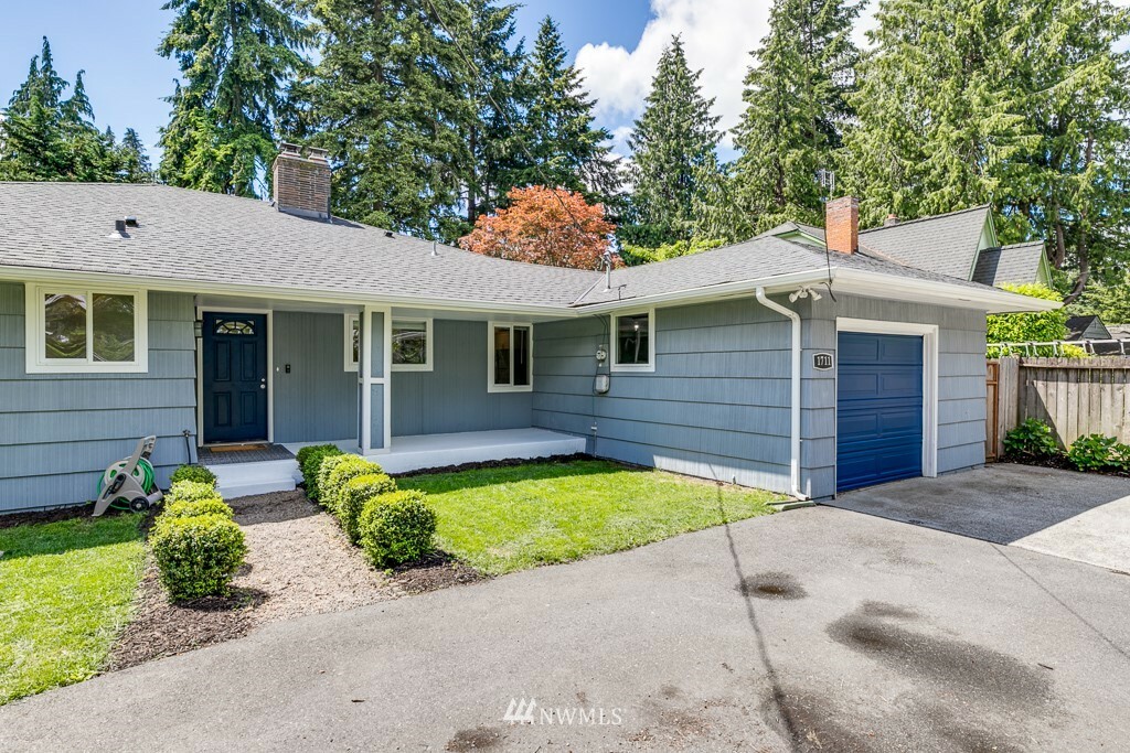 Property Photo:  1711 N 130th Street  WA 98133 